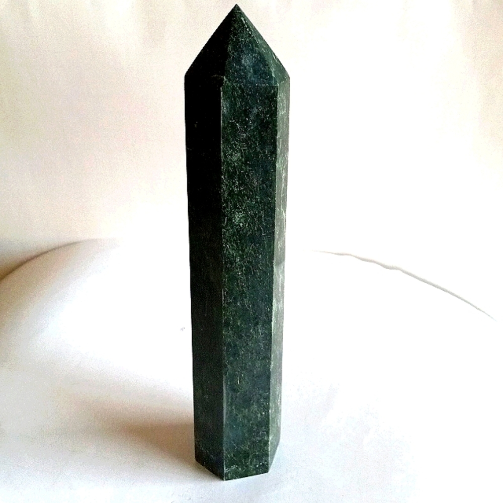 Beautiful Emerald Crystal Tower - Picture 7 of 9